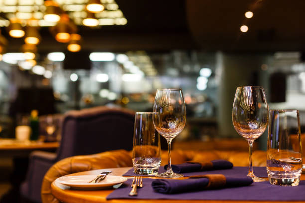 dois copos de vinho vazios sentado em um restaurante em uma tarde quente e ensolarada. - restaurante - fotografias e filmes do acervo