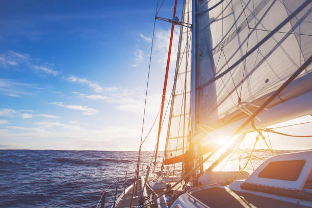 żaglówka na otwartym morzu o zachodzie słońca - sunset yacht luxury sailboat zdjęcia i obrazy z banku zdjęć
