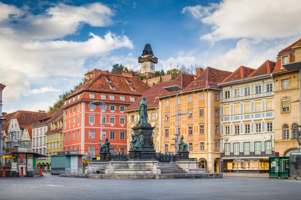 исторический город грац с главной площадью, стирия, австрия - clock tower фотографии стоковые фото и изображения