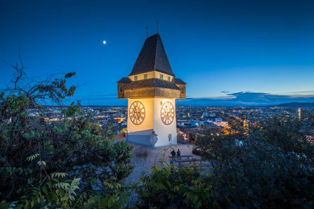 밤, 스티리아, 오스트리아에 초 식 동물 uhrturm - graz clock tower clock austria 뉴스 사진 이미지