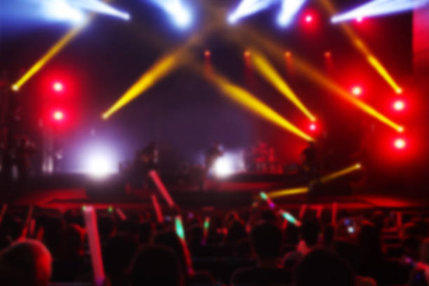 размытый фон рок-концерта с концертной аудиторией. - blur band стоковые фото и изображения