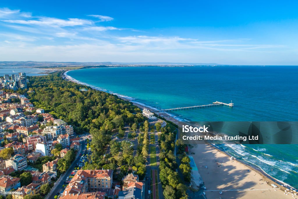 Ampia vista aerea sui droni sul giardino marino di Burgas, Bulgaria - Foto stock royalty-free di Bulgaria