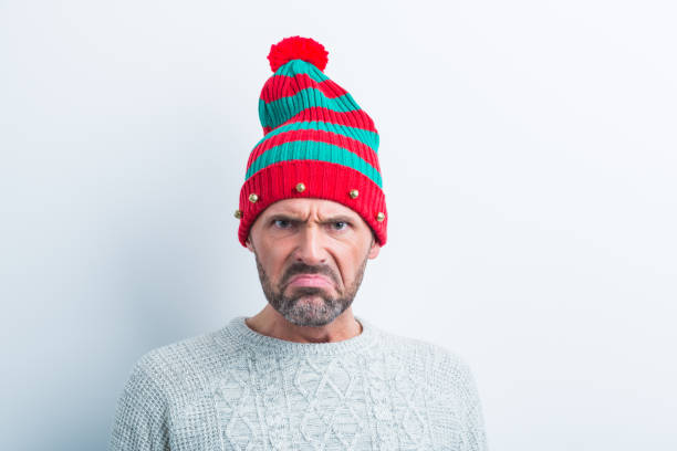 portrait de noël d’un homme en colère portant casquette elf - mid adult men portrait hat human face photos et images de collection