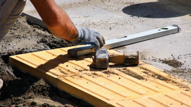 um trabalhador fazendo as parcelas de linha e calçada com deficiência. - concrete driveway construction site construction - fotografias e filmes do acervo