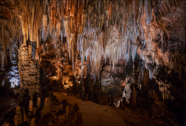 레온, 스페인에서에서 valporquero에 종유석 동굴 - 동굴학 뉴스 사진 이미지