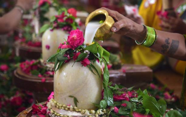 India-Religion-Hinduism Allahabad: A Devotee perform Abhishekam to Lord Shiva on 3rd monday of Holy Shravan month in Allahabad Monday, August 13, 2018. lord shiva stock pictures, royalty-free photos & images