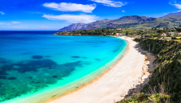 férias na ilha da sicília. bela praia scopello, itália - trapani - fotografias e filmes do acervo