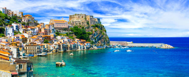 prachtige stranden en dorpen van calabrië - scilla. italiaanse summmer vakantie. - sicilië stockfoto's en -beelden