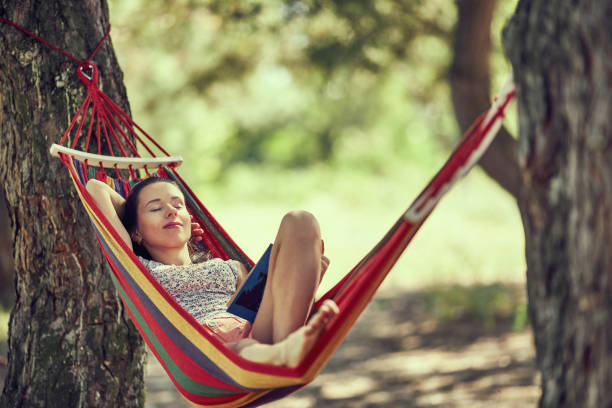 chica adolescente pone en hamaca con libro y gatito foto jardín de verano al aire libre - evento de prueba de campo feminino fotografías e imágenes de stock