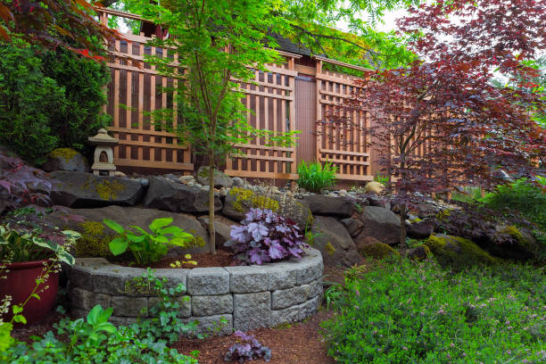 自然と石の積み上げプランターと家の庭裏庭の美化 - landscaped retaining wall wall stone ストックフォトと画像