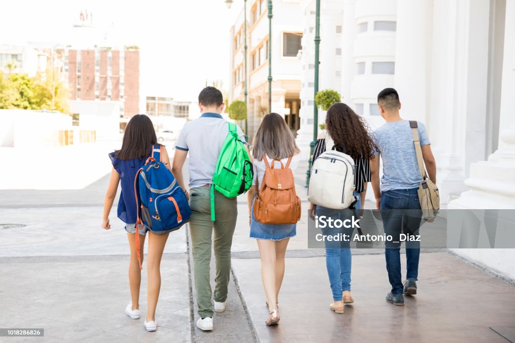 Adolescents vont à l’école - Photo de Adolescent libre de droits