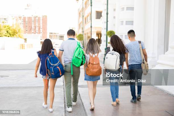 Photo libre de droit de Adolescents Vont À Lécole banque d'images et plus d'images libres de droit de Adolescent - Adolescent, Vue de dos, Sac à dos