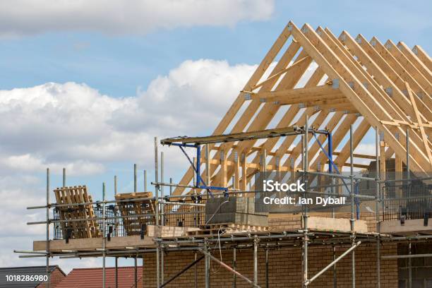 Industria De La Construcción Marco De Madera De Cerchas De Techo De Casa Con Andamios Foto de stock y más banco de imágenes de Sector de la construcción