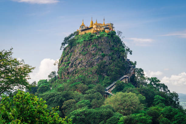 ポパ山キンプン研究修道院ミャンマーをマウントします。 - gold pagoda temple myanmar ストックフォトと画像