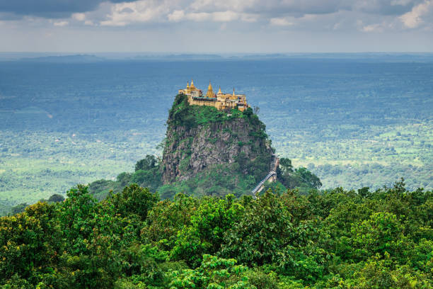 taung kalat mosteiro monte popa myanmar - myanmar - fotografias e filmes do acervo