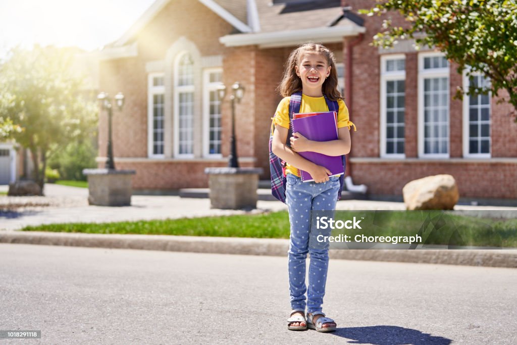 Niña con mochila - Foto de stock de Aprender libre de derechos