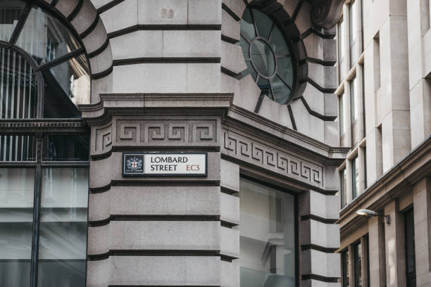 クルックド ロンバード ストリート、ロンドンの都市、ロンドン、イギリスの建物の側に通りの名前のサイン。 - lombard street city urban scene city life ストックフォトと画像