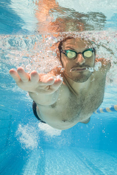 pro nadadora debaixo d'água - floating on water swimming pool men water - fotografias e filmes do acervo