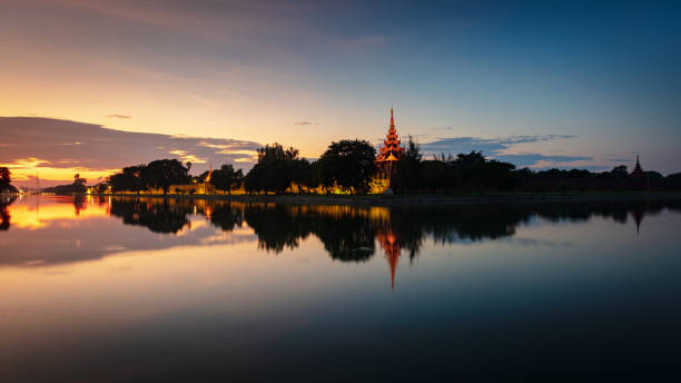 закат панорама мандалай сити форт королевский дворец мьянма бирма - burmese culture myanmar pagoda dusk стоковые фото и изображения