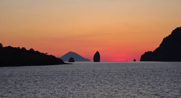 ilhas de italiano após o pôr do sol ao entardecer - lipari island - fotografias e filmes do acervo