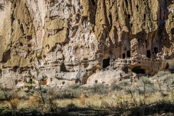 rovine di cliff dwelling nel monumento nazionale bandelier, nuovo messico - bandelier national monument foto e immagini stock