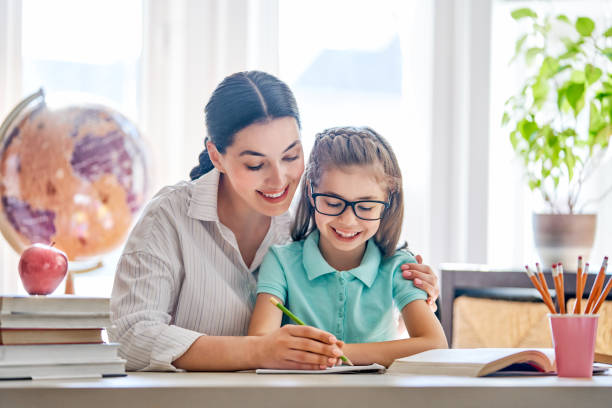 mutter und tochter sind, schreiben lernen - reading and writing classroom alphabet learning stock-fotos und bilder