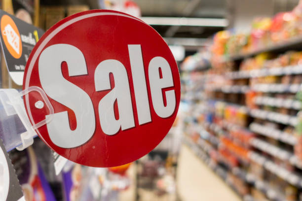 istock Discount sign in supermarket 1018319060