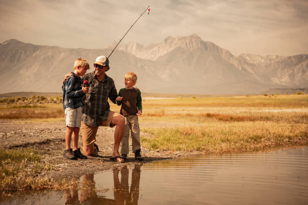tata i dwóch synów połowów w mountians - fishing rod fishing fishing reel casting zdjęcia i obrazy z banku zdjęć