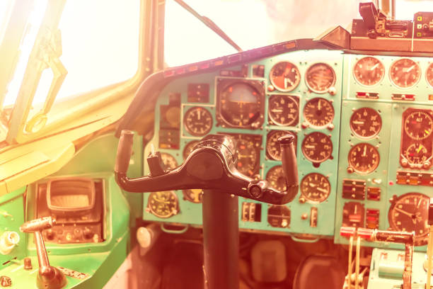 sedile pilota nel vecchio aereo. volante e pannello di comando nell'abitacolo, tonica - cockpit airplane autopilot dashboard foto e immagini stock