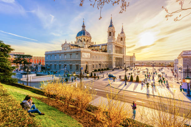 cattedrale di madrid - palazzo reale foto e immagini stock