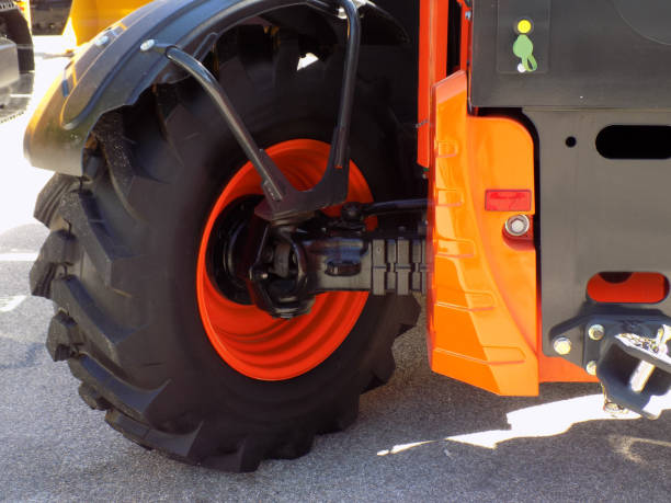 ruedas con neumáticos, el modo de propulsión para los vehículos pesados de construcción - axel fotografías e imágenes de stock