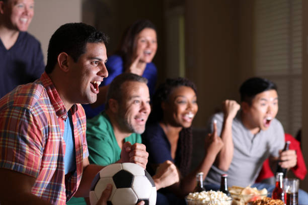 fãs de futebol assistindo o jogo em casa na televisão. - american football football food snack - fotografias e filmes do acervo