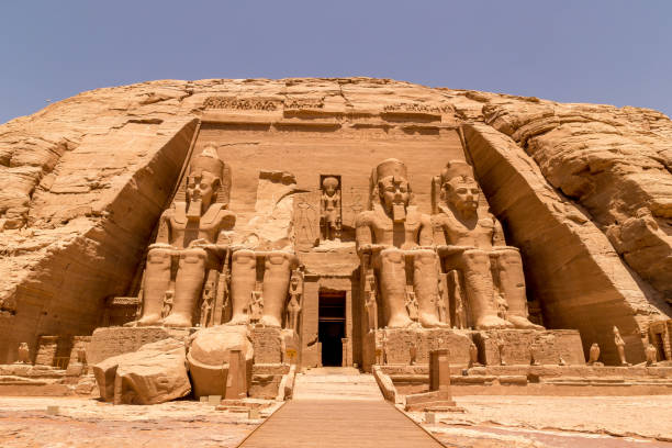 a frente do templo de abu simbel, assuão, egipto. - lake nasser - fotografias e filmes do acervo