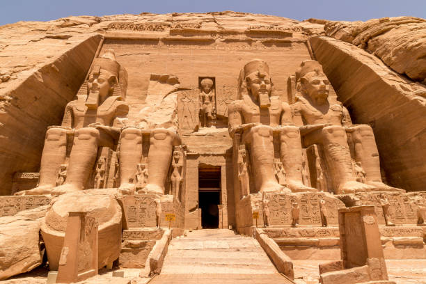 estátuas na frente do templo de abu simbel, no egito de aswan - abu simbel - fotografias e filmes do acervo