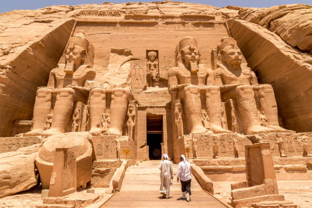 estátuas na frente do templo de abu simbel, no egito de aswan - abu simbel - fotografias e filmes do acervo