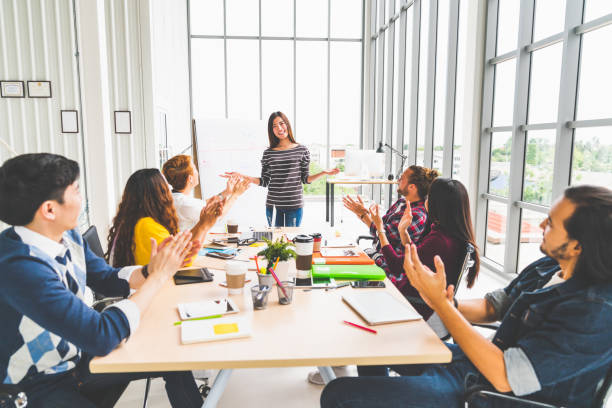 multiethnische vielfältige gruppe von kreativen team oder unternehmen mitarbeiter händeklatschen im projekt-präsentation führen durch asiatische frau treffen. erfolg teamarbeit, moderne büroarbeit oder start-up unternehmenskonzept - japanese ethnicity train women asian ethnicity stock-fotos und bilder