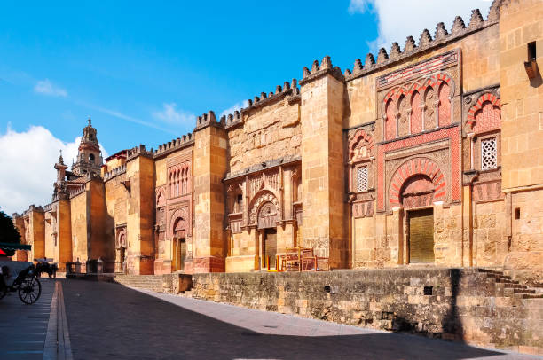 mezquita (grande moschea di cordova), spagna - ancient arabic style arch architecture foto e immagini stock