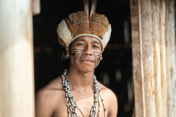 rdzenny brazylijski młody człowiek portret z guarani etnicznej w domu - indian ethnicity indian culture men portrait zdjęcia i obrazy z banku zdjęć