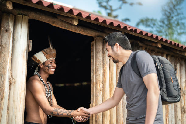 indigène brésiliens young man portrait de l’ethnie guarani, accueillant les touristes - indigenous culture photos et images de collection