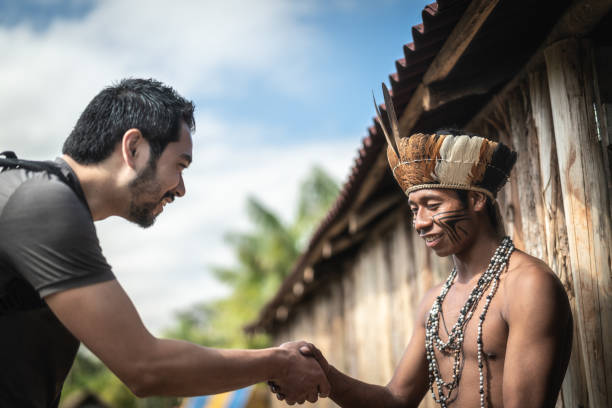 indígenas brasileños jóvenes hombre retrato de etnia guaraní, dar la bienvenida al turista - viaje al amazonas fotografías e imágenes de stock