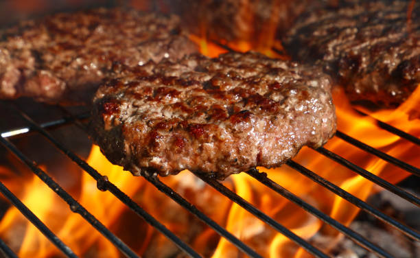 hambúrguer de carne de hamburguer na churrasqueira chama - burger barbecue grill hamburger grilled - fotografias e filmes do acervo