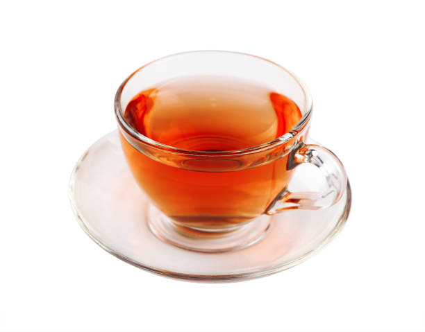 coupe en verre transparent de thé noir isolé - tea cup cup shape red photos et images de collection