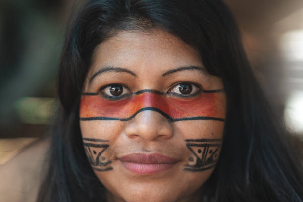 retrato de mujer joven brasileña indígena, de etnia guaraní, en una choza - closeup - india women ethnic indigenous culture fotografías e imágenes de stock