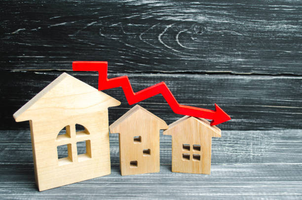 a decline in property prices. population decline. falling interest on the mortgage. reduction in demand for the purchase of housing. low energy efficiency, low prices for public utilities. arrow down. una disminución en los precios de la propiedad. disminución de la población. cae el interés de la hipoteca. reducción en la demanda para la compra de la vivienda. baja eficiencia energética, bajos precios para los servicios públicos. flecha hacia ab