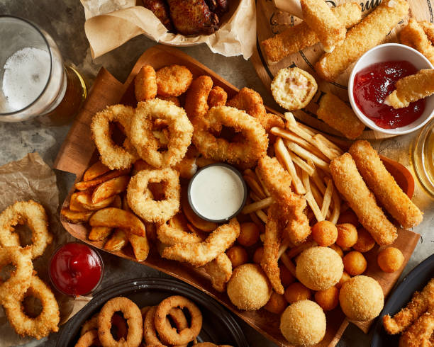 variedad de snack de cerveza - frito fotografías e imágenes de stock