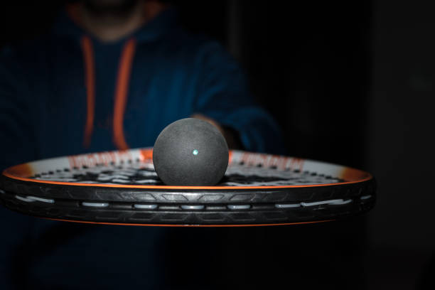 bola de calabaza solo punto en las cuerdas de una raqueta - squash racketball sport exercising fotografías e imágenes de stock