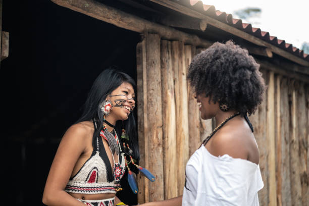 turista, experimentando uma nova visita na aldeia indígena do tupi guarani - tribal life - fotografias e filmes do acervo