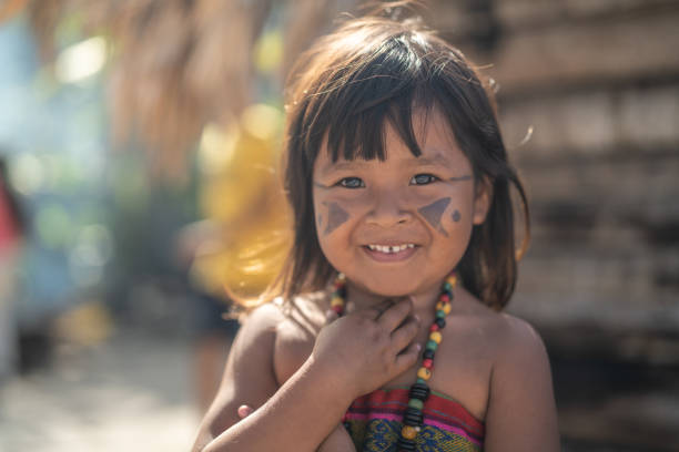 先住民�族のブラジルの子供たち、トゥピ族グアラニー語民族性からの肖像画 - amazonas state 写真 ストックフォトと画像