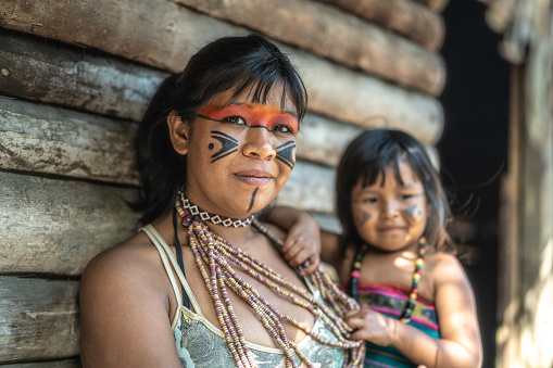 Indígena joven brasileña y su hijo, retrato de Tupi guaraní etnia photo