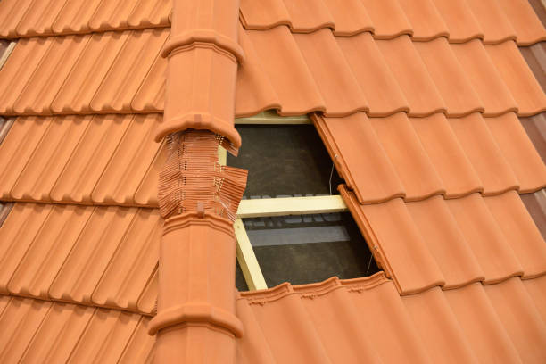 construção do telhado e princípio de empilhamento de telhas no telhado - roof tile nature stack pattern - fotografias e filmes do acervo